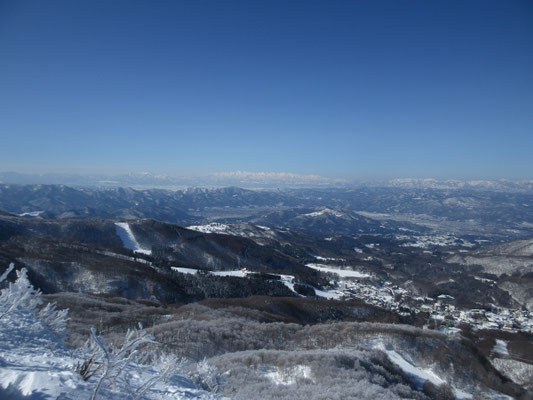 遠く白い峰々が連なっている　山座同定ができない…