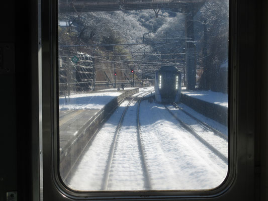 長い笹子トンネルを抜けて、甲斐大和駅にて特急あずさの通過待ち合わせ