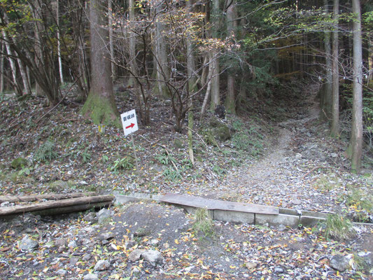 林道としては機能しないほど荒れて崩れた箇所　そこに「妻坂峠」への登山口道標が