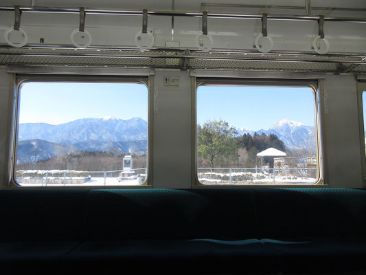 甲府からは乗客もまばらな松本行きの普通　のんびりと車内からの撮影　額縁を嵌めたようできれい　左窓が鳳凰三山　右窓が摩利支天の甲斐駒