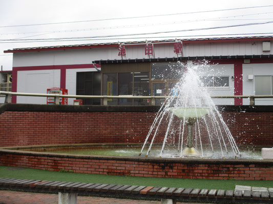 池田駅　池田町には大きなワイナリー施設もあり、ワインが売り　噴水もなんとワイングラス！