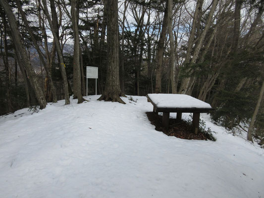 山頂には雪を冠ったベンチがひっそり