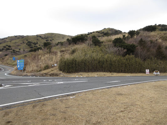 着いた稜線は湖尻峠　立派な箱根スカイラインに出会う　時折、ドライブの車やバイクのエンジン音が響く