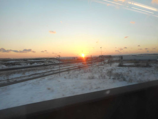 釧路駅を出るとすぐに夕日が太平洋に沈んでいきました