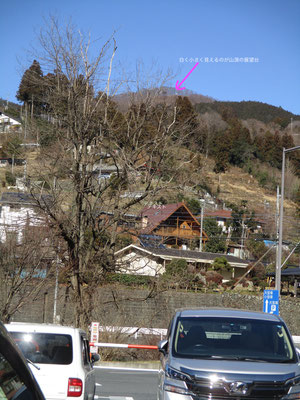 芦ヶ久保の道の駅駐車場から見た日向山　白く小さく山頂にあった展望台が見える