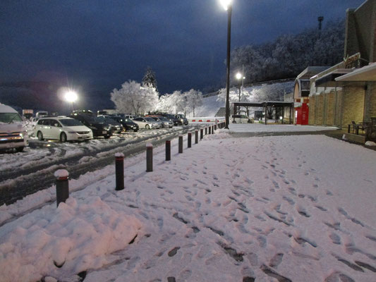 早朝の談合坂SA　かなりの積雪