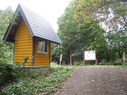 駐車場からしばし林道を歩いて行くと、本当の登山口に到着　この小さな小屋には登山届のキットが設置してある