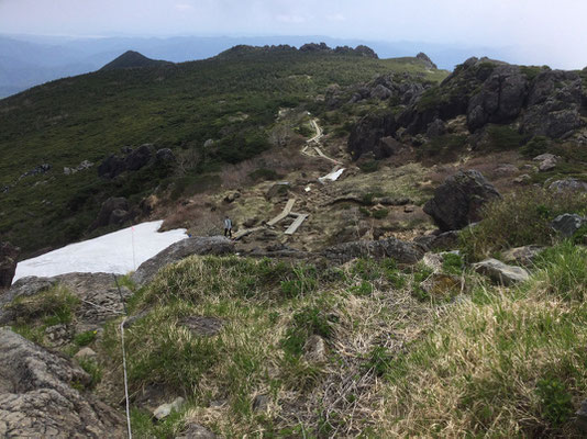 山頂付近から、早池峰剣ヶ峰方向を見る