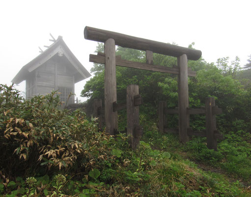 避難小屋隣りに森吉神社がある