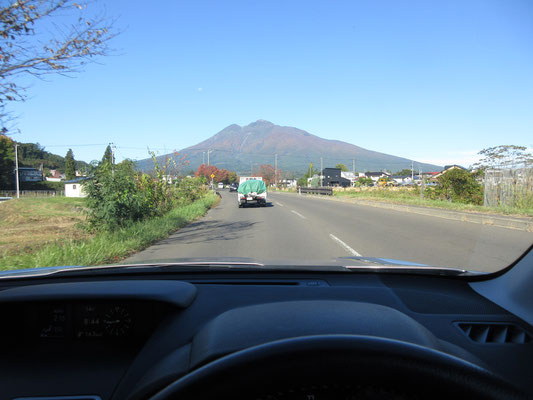 明けて翌朝　これ以上ない好天　正面に津軽富士・岩木山　（これもちゃんと停車して撮影しています）