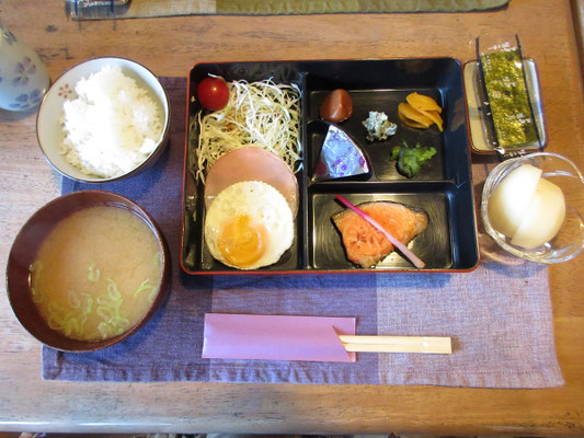 朝ごはん　ランチョンマットまで敷いてくれて、本当に美味しくいただきました