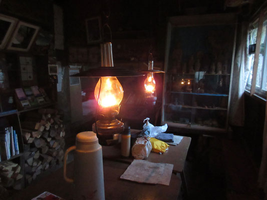 発電機の音もなく静か　ランプの灯とともに夜が更けていきます　（その2につづく）