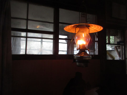 丸川荘は電気のない昔ながらの山小屋　ランプに火が灯る