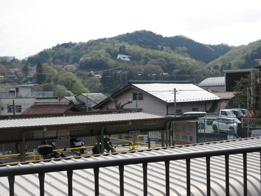 藤野駅に着くと、線路向こうの山肌に「緑のラブレター」が見える