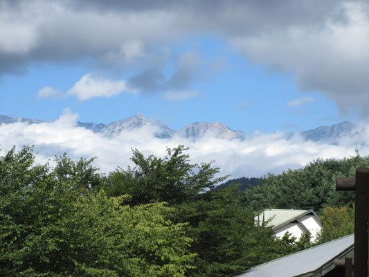 天気予報で10時前頃のひとときだけ晴れマークが出ていたが、本当にその時だけチラリと見えた白馬方面