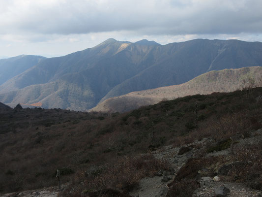 大峠から向こうの稜線の山並みもくっきり　ここは林道大峠線が激しい崩落で通行止めになってしまって以来、訪ねたかった場所として候補のまま残っている