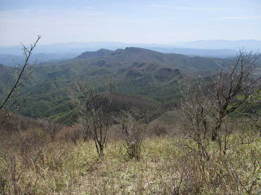 眼下に鼻曲山が見えます