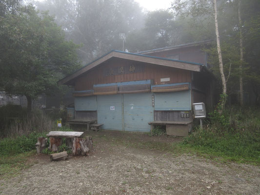 夜叉神小屋の広場に到着　平日なので、閉まっている　小屋前からの眺望はゼロ