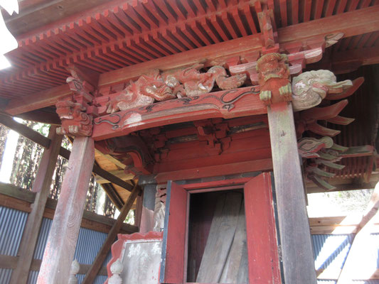 細工を施された朱の祠は、雨露を凌ぐ為に一回り大きな屋根付きでカバーされていた　周囲も清掃が行き届き、大切にされているのが分かる