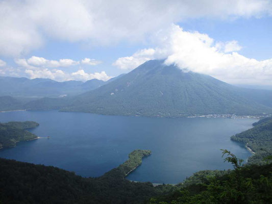 半月山の山頂下　展望台から男体山と中禅寺湖