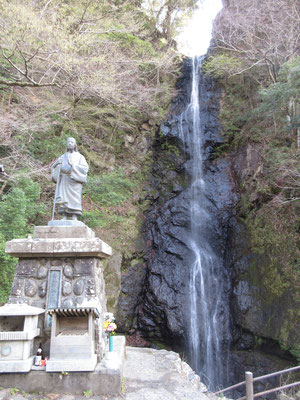 白糸の滝にまずお参り