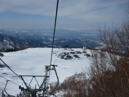 下には天元台高原がバカデカく広がる　見えるペンション群の何処かに泊まれば、ゴンドラ運行時間に関係なくスキーを夕方まで楽しめ、満天の星空も楽しめるだろう　駐車さえできれば別天地に直行です　最高のスノーシュー日和・山形の雪山遊びでした