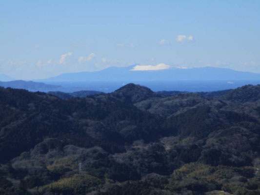 遠くに青く見える大島、そして白いものは何と大島に降った雪が残っているのでした