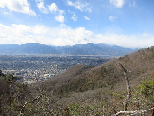 だんだん雲が出来てきて、向こうの鳳凰三山方面が白っぽくなってきている