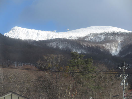 下山後、宿の方から見える真っ白な地蔵山 さっきまであそこに居たのだ