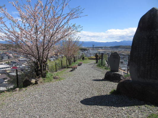 新府城址のあとは足を伸ばして七里岩（しちりいわ）ラインの突端まで行く　七里岩は八ヶ岳噴火の溶岩が到達した最先端とのこと