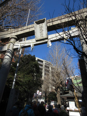 けっこう大きな神社で、ここには巫女さんが常駐するおみくじや御朱印の窓口がある