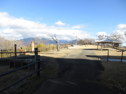 広い山頂には三々五々、登山客が憩っている