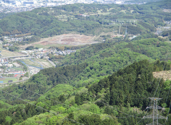 鉄塔がある場所は見晴らしがよく、いつも「西山を守る会」山行後に反省会をする会場「沓掛館山」が確認できました