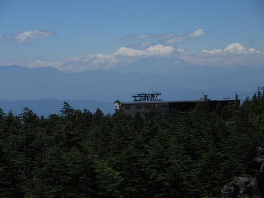 遠方にピントを合わせると御嶽山が見えた　頭の上に大きな雲を乗せている
