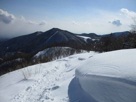 座布団のように厚みある積雪　向こうの山は長七郎山　チラリと見える白い塊は小さい沼の小沼（この）　あんな上の方に水が溜まっているのが不思議に感じます