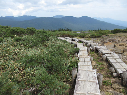 振り返れば東吾妻方面の山並みが青くシルエットで見える