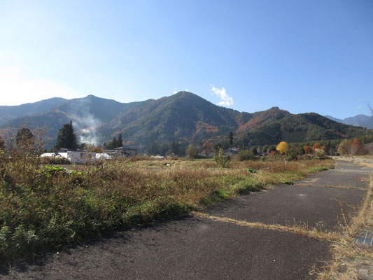 帰りには素晴らしい好天　途中の眺めのいい場所で休憩　車が停められる所をいつもの往復ですでにチェックしている