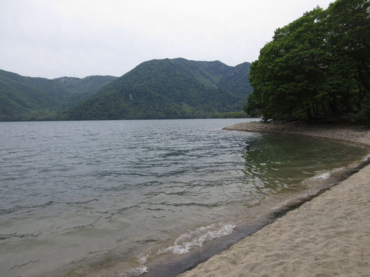 青空だったのも、午後になり曇り空　しかしまだ雨の心配は皆無　湖を渡る風が涼しい