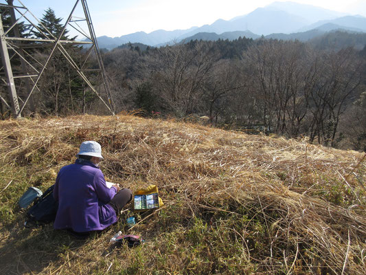 帰り道に寄った鳥屋（とや）集落の寺の裏山にてスケッチ　ここはクマ調査をしているIさんが見つけた穴場