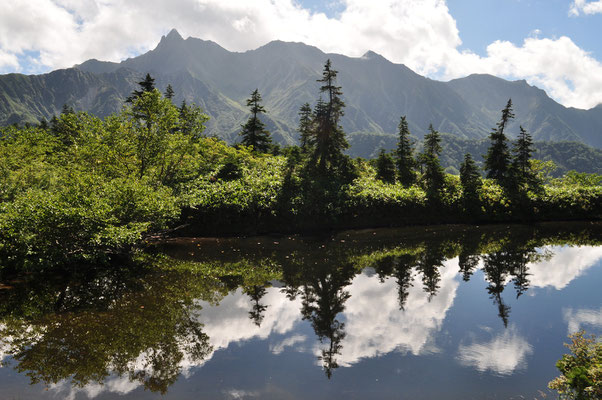 往路ではガスってまったくダメだったが、この時のテラスでは登山者が槍の姿を楽しんでいた