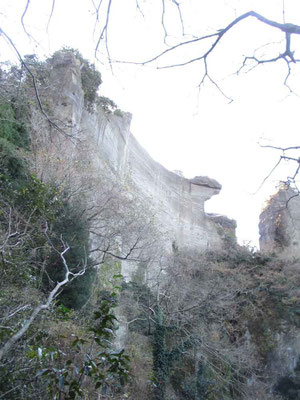 名所の「地獄のぞき」　上には観光客が鈴なりに居ました　手すりがあるからいいけれど、なかったら・・・ゾッとします