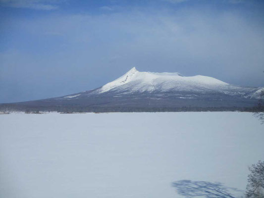 大沼公園からの駒ケ岳　トンガリは剣ヶ峰