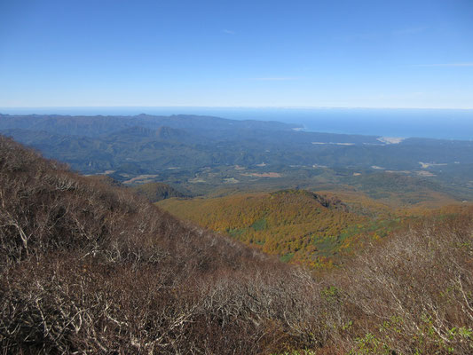 秋田方面　白神山地が遠望出来る　山麓にかけても秋色