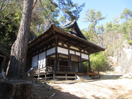 この手前にあるのが岩井堂　観音堂は弘法大師伝説のある古くからの霊場で、善光寺街道筋の信濃三十三番中二十番札所とのこと