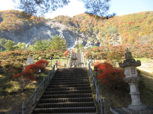 慰霊のために大きな観音様がいらっしゃる
