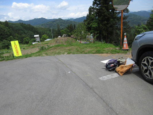 で、決めた場所はこんな所　まずは駐車していても、他の車の走行に迷惑にならない安全な場所