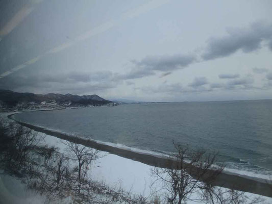 十勝方面ではいい天気だったのが、函館本線に乗り換える頃には真冬の寒々しい空色になってきました