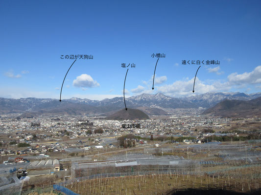 待ち合わせ場所のフルーツライン沿いの駐車場にて　青空が広がり奥秩父方面に続く山並みがよく見えた