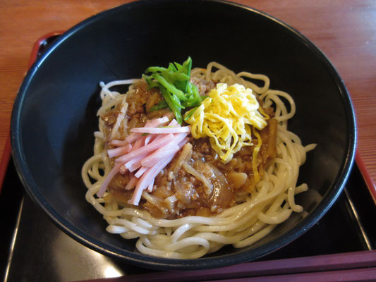 お昼は名物「三渓そば」　これはあんかけが乗っている細麺のうどんで、茶会の時の和装の人が食べやすい（汁がはねない）ように考案されたものだとか