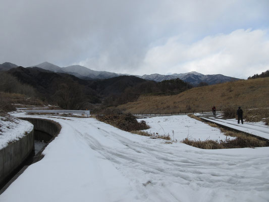 無事、野背坂の道路に出て一同、山旅師匠の車回収を待つ　私は、ありがたくスケッチタイム　しかし風花が舞う寒さで描いてるそばから画面に雪が付着しボツボツが残る絵になる